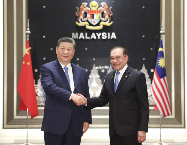习近平同马来西亚总理安瓦尔举行会谈